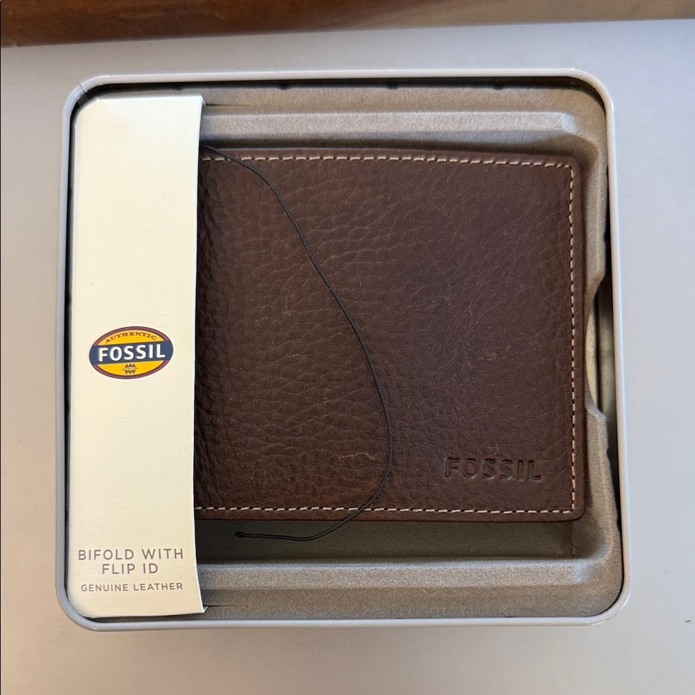 BRAND NEW - Fossil Dark Brown Leather Bifold with Flip ID